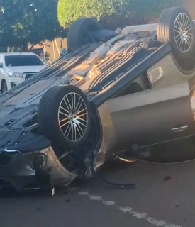 Carro bate em caminhonete parada e capota no Monte Castelo 