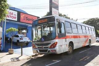 SUV tenta fazer convers&atilde;o e fecha &ocirc;nibus na Rua Cear&aacute; 