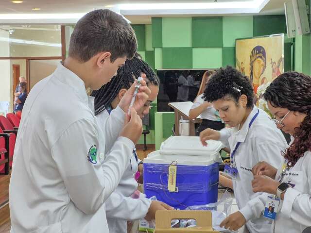 Entre uma novena e outra, fi&eacute;is se vacinam em santu&aacute;rio