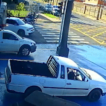 SUV tenta fazer convers&atilde;o e fecha &ocirc;nibus na Rua Cear&aacute; 