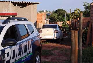 Com carro roubado, rapaz tenta fugir de abordagem e morre baleado por policiais