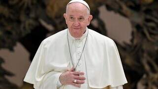 Fuma&ccedil;a preta frustra in&iacute;cio do conclave que definir&aacute; sucessor do Papa Francisco