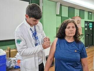 Entre uma novena e outra, fi&eacute;is se vacinam em santu&aacute;rio