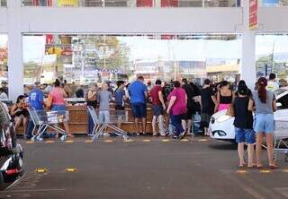 Bazar solid&aacute;rio de freiras tem eletr&ocirc;nicos e produtos a partir de R$ 5