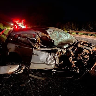 Caminhão cai de ribanceira após colidir com carro na BR-262 Caminhão cai de ribanceira após colidir com carro na BR-262