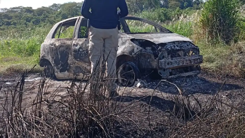 Carro usado em execu&ccedil;&atilde;o de advogado &eacute; incendiado na fronteira