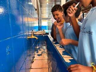 Alunos aprendem hábitos de higiene bucal em ação educativa nas escolas Alunos aprendem hábitos de higiene bucal em ação educativa nas escolas