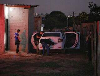 V&iacute;deo mostra ladr&atilde;o morto pela PM tentando arrombar port&atilde;o de casa