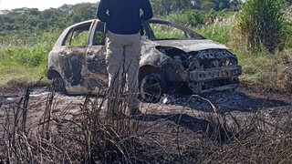 Carro usado em execução de advogado é incendiado na fronteira Carro usado em execução de advogado é incendiado na fronteira