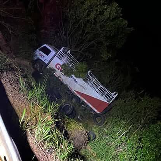 Caminhão cai de ribanceira após colidir com carro na BR-262 Caminhão cai de ribanceira após colidir com carro na BR-262