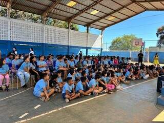 Alunos aprendem hábitos de higiene bucal em ação educativa nas escolas Alunos aprendem hábitos de higiene bucal em ação educativa nas escolas