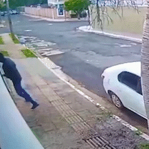 V&iacute;deo mostra ladr&atilde;o morto pela PM tentando arrombar port&atilde;o de casa