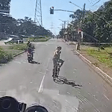 Ciclista desafia motoristas e acaba atropelada na Avenida Guaicurus