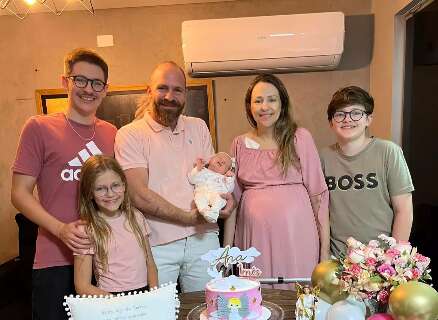 M&atilde;e sobrevive com apenas 1% de chance ap&oacute;s parto e celebra a vida com 4 filhos