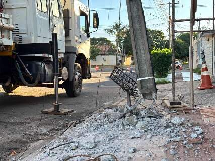 Motorista foge ap&oacute;s carro derrubar poste e deixar moradores sem energia