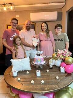 M&atilde;e sobrevive com apenas 1% de chance ap&oacute;s parto e celebra a vida com 4 filhos