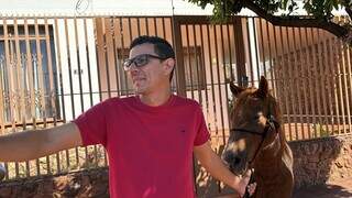 Cavalo solto corre pelas ruas do Centro e &eacute; resgatado por funcion&aacute;rio de obra