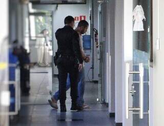 Segunda audi&ecirc;ncia sobre morte de jornalista termina sem depoimento do r&eacute;u