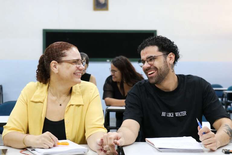 Mãe volta a estudar para apoiar filho e acaba no mesmo curso que ele