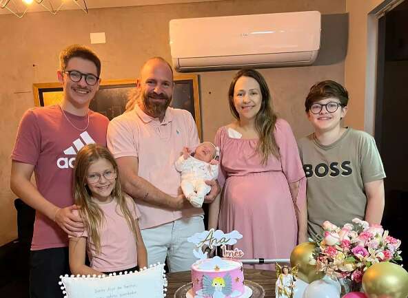 Mãe sobrevive com apenas 1% de chance após parto e celebra a vida com 4 filhos