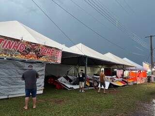 Chuva forte derruba barracas em dia de abertura da Expoagro 