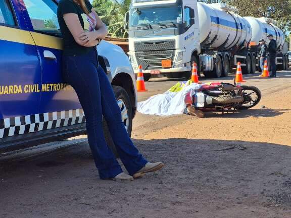 Motociclista morre ao ser atingido por caminhão na saída para Terenos