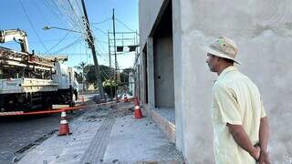 Motorista derruba poste, deixa moradores sem energia e foge Motorista derruba poste, deixa moradores sem energia e foge