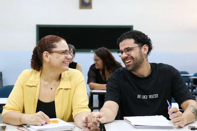 Mãe volta a estudar para apoiar filho e acaba no mesmo curso que ele