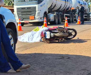 Motociclista morre ao ser atingido por caminh&atilde;o na sa&iacute;da para Terenos