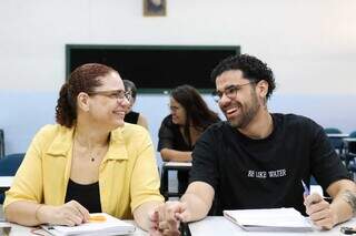 Mãe volta a estudar para apoiar filho e acaba no mesmo curso que ele Mãe volta a estudar para apoiar filho e acaba no mesmo curso que ele