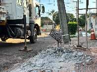 Motorista derruba poste, deixa moradores sem energia e foge