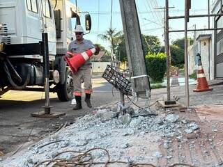 Motorista derruba poste, deixa moradores sem energia e foge Motorista derruba poste, deixa moradores sem energia e foge