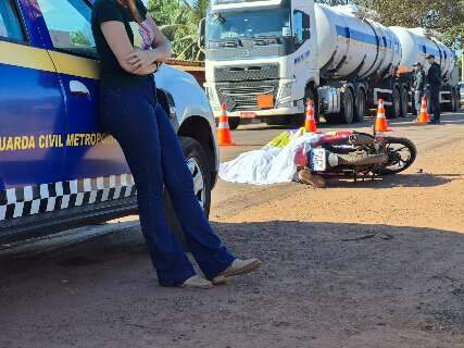 Motociclista morre ao ser atingido por caminh&atilde;o na sa&iacute;da para Terenos
