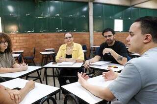 Mãe volta a estudar para apoiar filho e acaba no mesmo curso que ele Mãe volta a estudar para apoiar filho e acaba no mesmo curso que ele