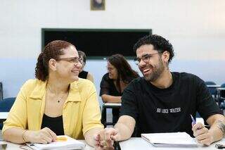 Mãe volta a estudar para apoiar filho e acaba no mesmo curso que ele