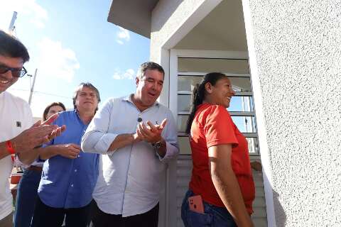 Governador entrega casa pr&oacute;pria para 42 fam&iacute;lias em Costa Rica