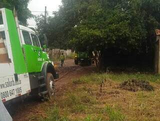 Caminh&atilde;o de coleta de lixo cai em buraco e guincho atola em lama&ccedil;al no Aimor&eacute;