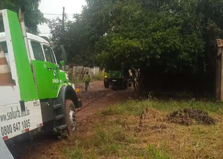 Caminh&atilde;o de coleta de lixo cai em buraco e guincho atola em lama&ccedil;al no Aimor&eacute;