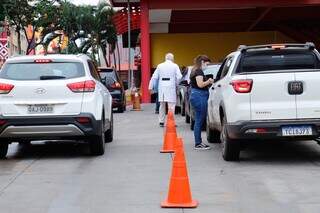 Drive-thru tem meta de atender duas mil pessoas para vacina&ccedil;&atilde;o