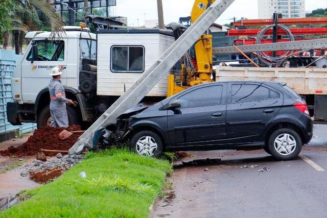 Carro derruba poste ap&oacute;s aquaplanar na curva de avenida 