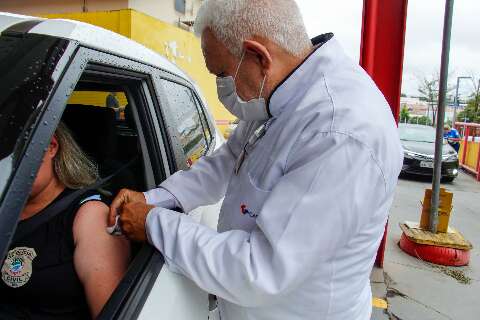 Drive-thru tem meta de atender duas mil pessoas para vacina&ccedil;&atilde;o
