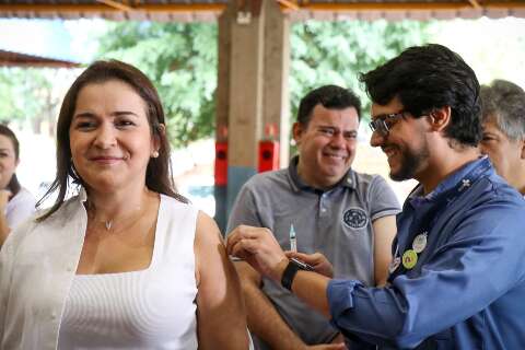No Dia D, prefeita se vacina para incentivar procura por doses em Campo Grande