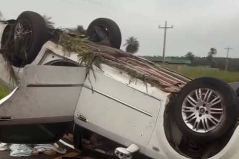 Motorista foge ap&oacute;s capotar carro com 376 kg de drogas na MS-164