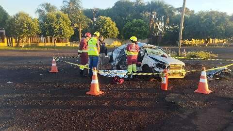 Passageira morre depois de carro atropelar capivara e bater em coqueiro