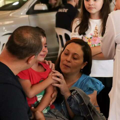 Fam&iacute;lias &quot;esticam&quot; sa&iacute;da para celebrar m&atilde;es e garantem vacina&ccedil;&atilde;o contra gripe