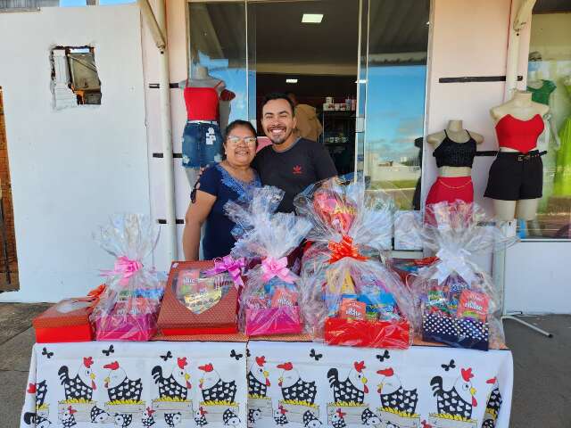 Bolos, produtos de beleza e cestas: presentes de última hora impulsionam vendas