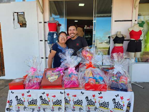 Bolos, produtos de beleza e cestas: presentes de última hora impulsionam vendas