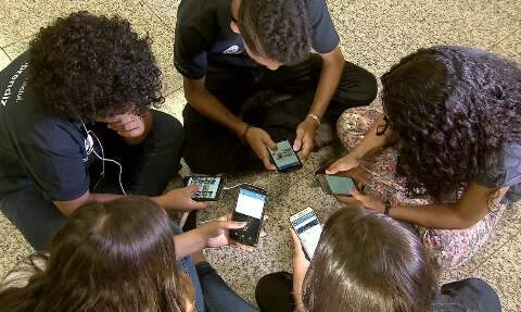 Adolescentes n&atilde;o t&ecirc;m apoio para lidar com redes sociais, diz pesquisa