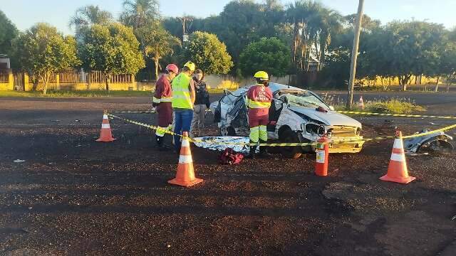 Passageira morre ap&oacute;s carro atropelar capivara e bater em coqueiro