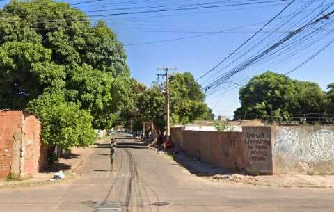 Jovem &eacute; executado com 12 tiros em frente de casa